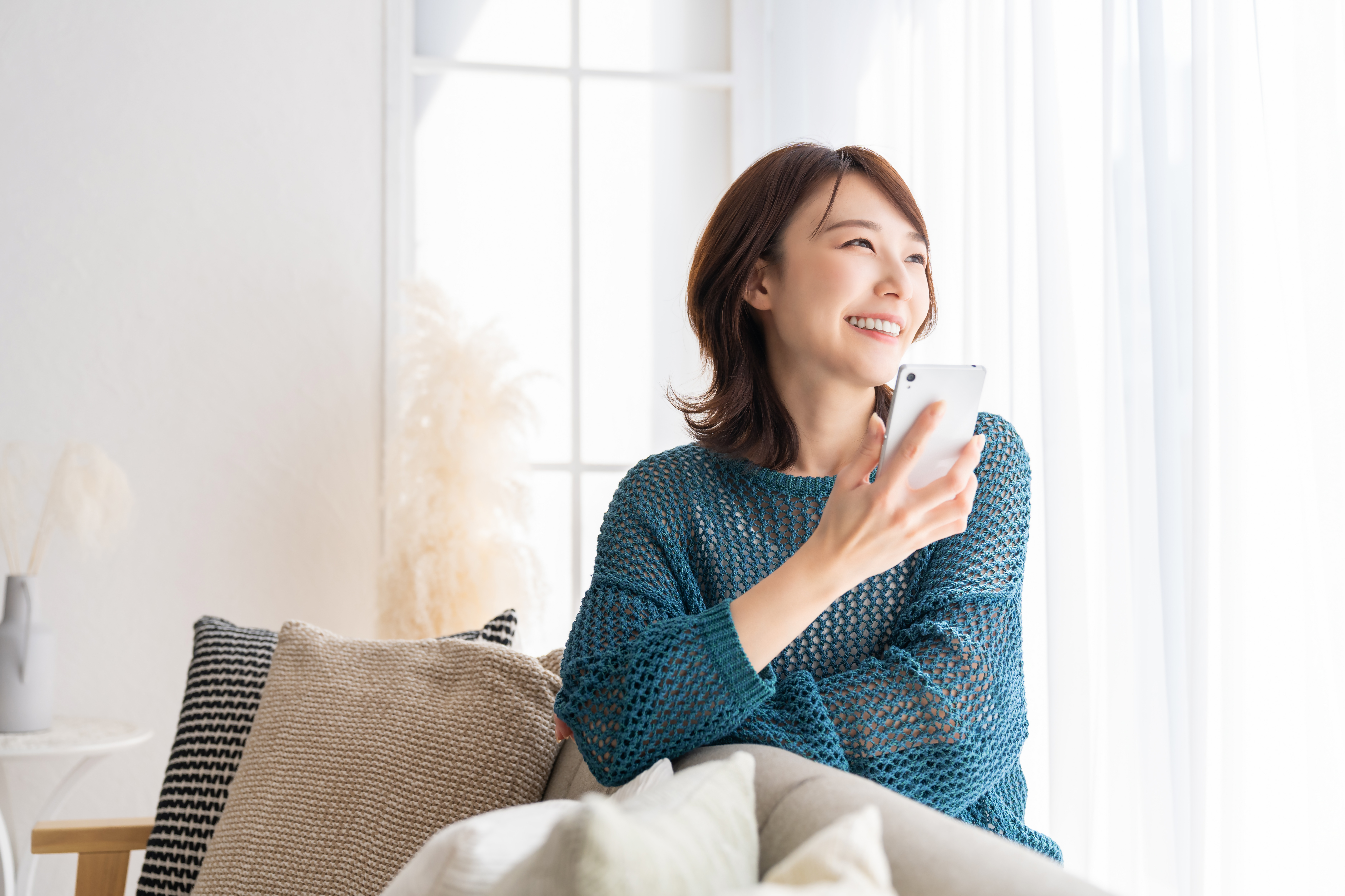 スマホを持つ女性